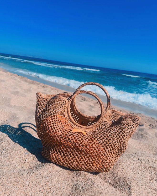 Chcete na dovolenou vyrazit se stylovou plážovou taškou zdarma?☀️ Akce k opalovací kosmetice stále platí. 👉 Ke 2...